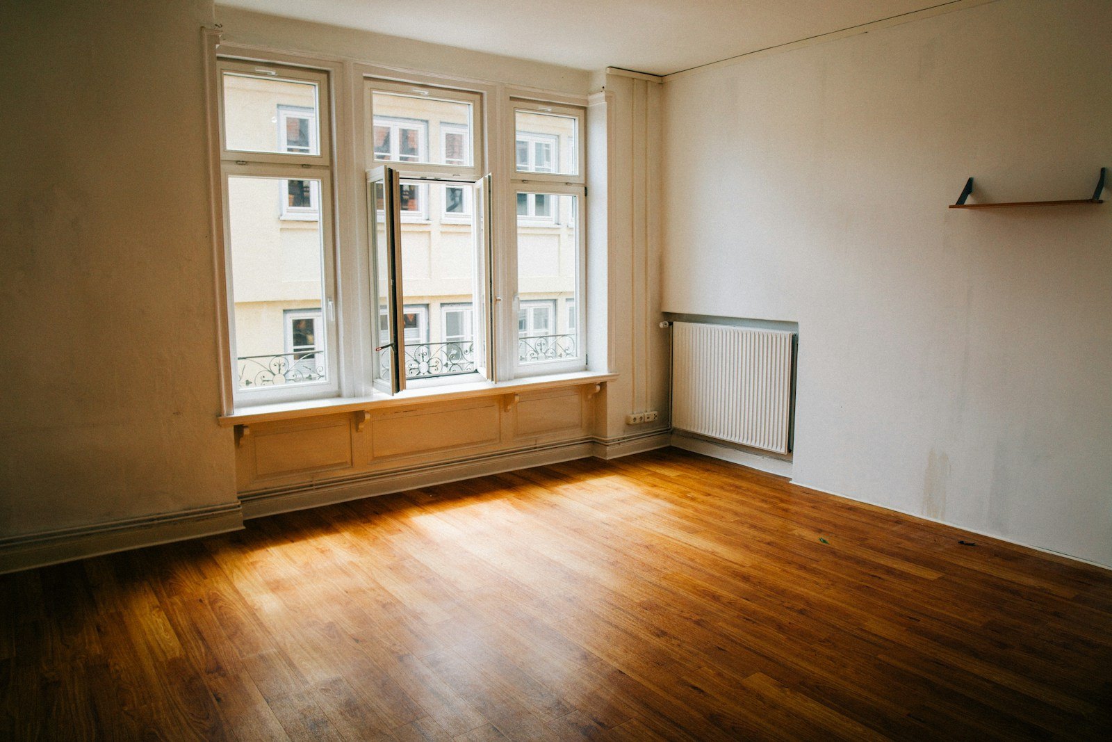empty room before virtual staging